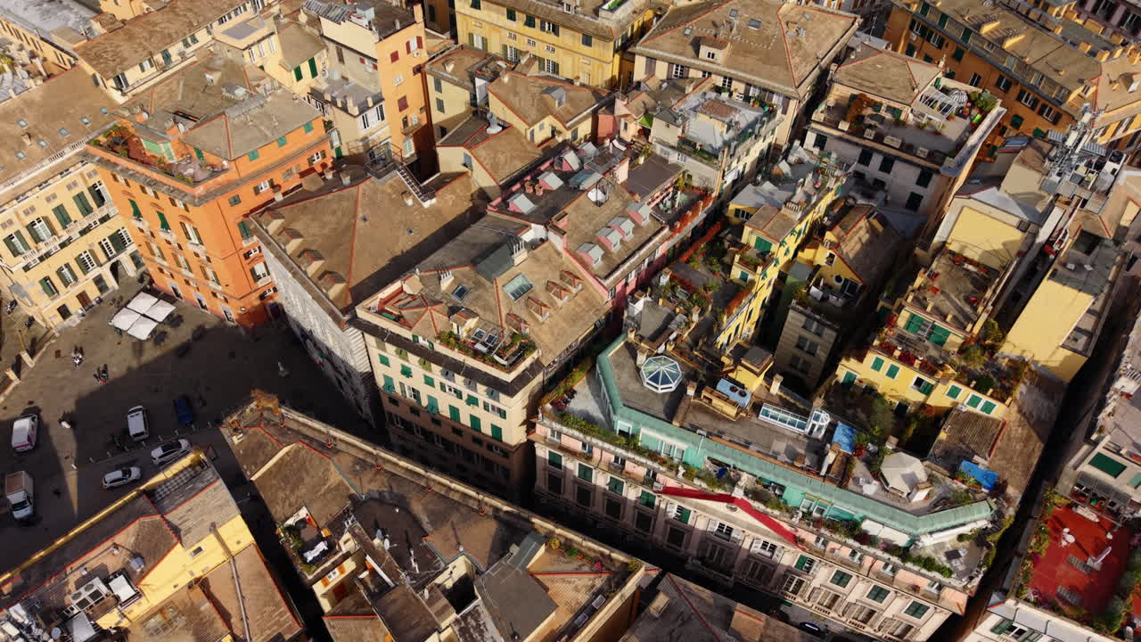 Veduta aerea di Genova, Italia, con edifici colorati e un'atmosfera vivace.