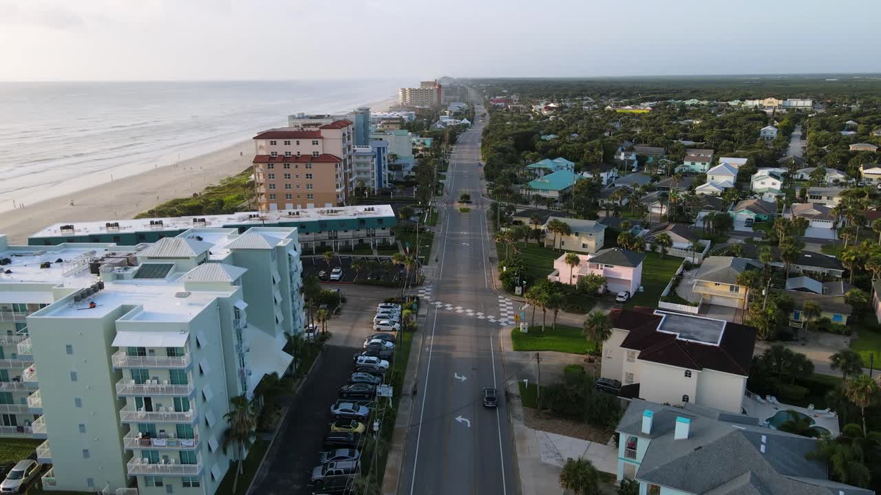 Eccellente vista aerea di auto che passano vicino a New Smyrna Beach, in Florida