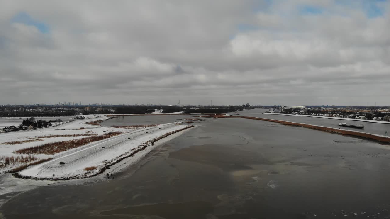 Ice and snow covering the landscape at Crezepolder