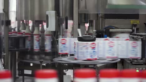proceso automatizado de etiquetado de botellas en una instalación de fabricación