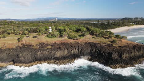 Malerische-Aussicht-Auf-Den-Leuchtturm-Fingal-Heads-Und-Die-Hoch-Aufragenden-Basaltfelsen