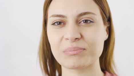 mujer comiendo ciruela roja seca en primer plano. frutas secas.