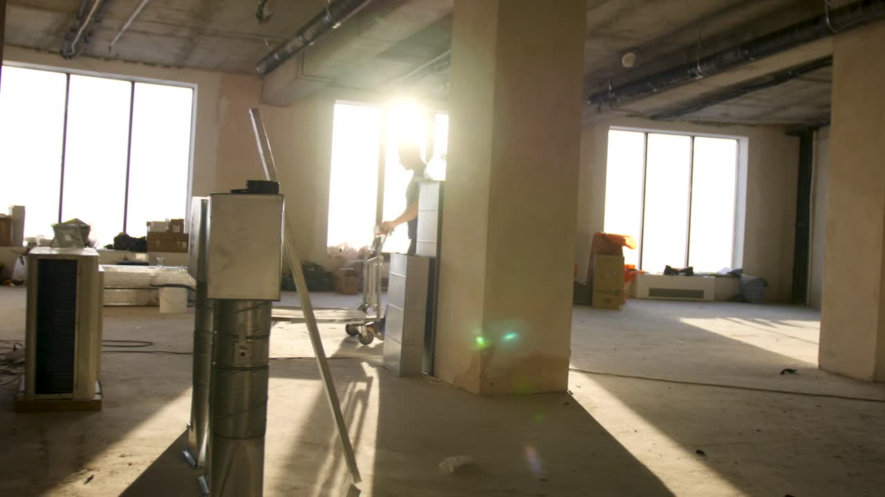 interior del sitio de construcción con trabajador