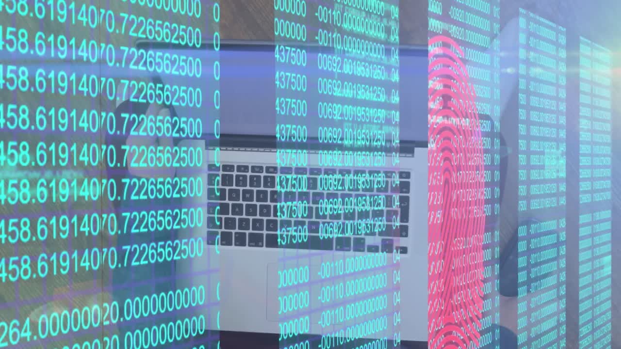 animación de luz, números y huellas digitales sobre las manos de un hombre caucásico usando una computadora portátil.