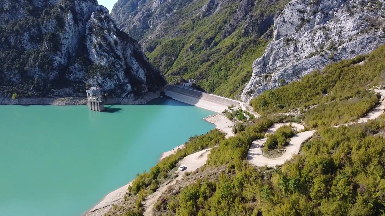 Vista aerea del lago di Bovilla tra le montagne albanesi con vista sulla diga