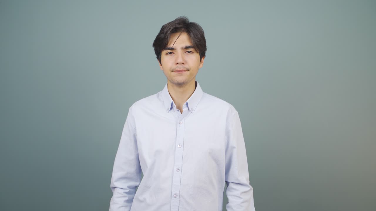 아픈 남자가 기침하고 있어.