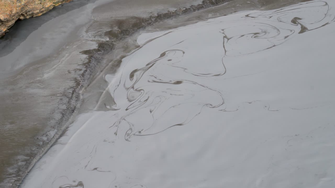 Pozza di fango bollente nell'area geotermica in Islanda. Primo piano