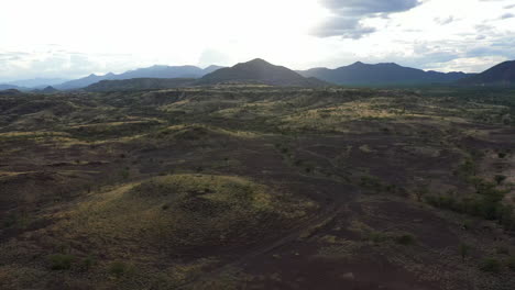 Desierto-De-Kenia,-Paisaje-De-áfrica-Desde-El-Aire-Y-Arriba-Durante-Un-Día-Nublado