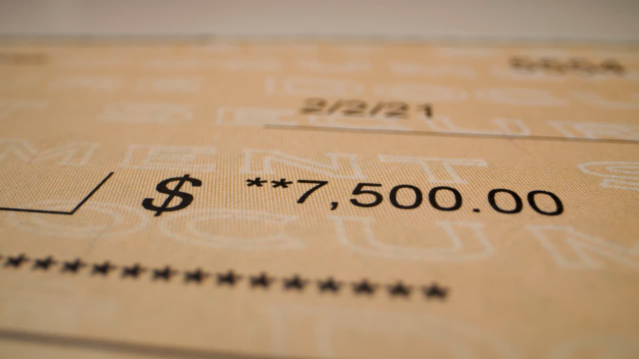 primer plano de un cheque de ingresos