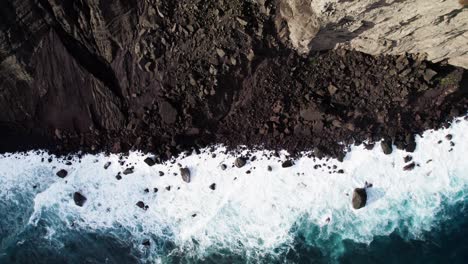 Olas-Rompiendo-Contra-Las-Rocas-En-La-Playa-De-La-Isla-De-Faial-En-Azores.