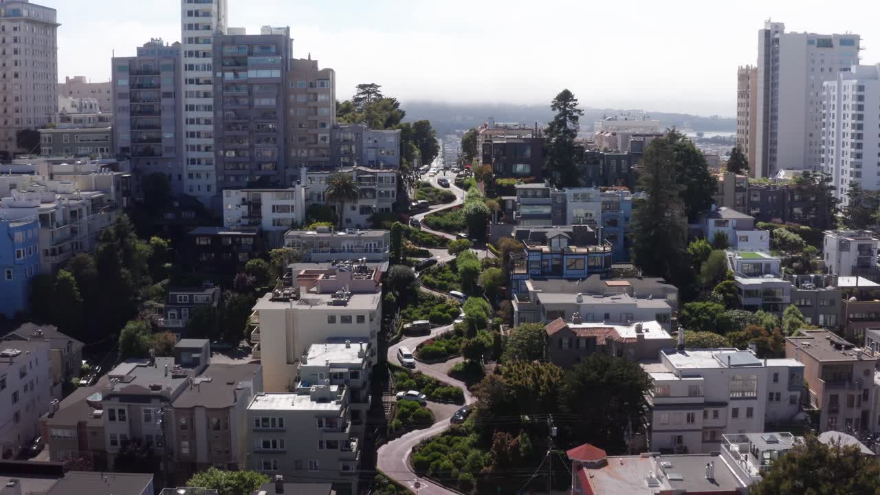 캘리포니아 샌프란시스코의 러시안 힐 (russian hill) 에 있는 유명한 은 롬바드 스트리트 (crooked lombard street) 의 넓은 내려오는 공중 촬영