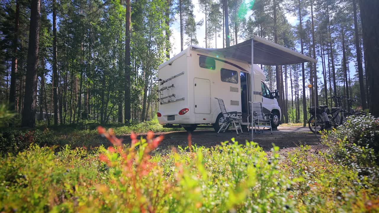 가족 휴가 여행 트럭, 휴가 여행 모터카, 카라반 자동차 휴가.