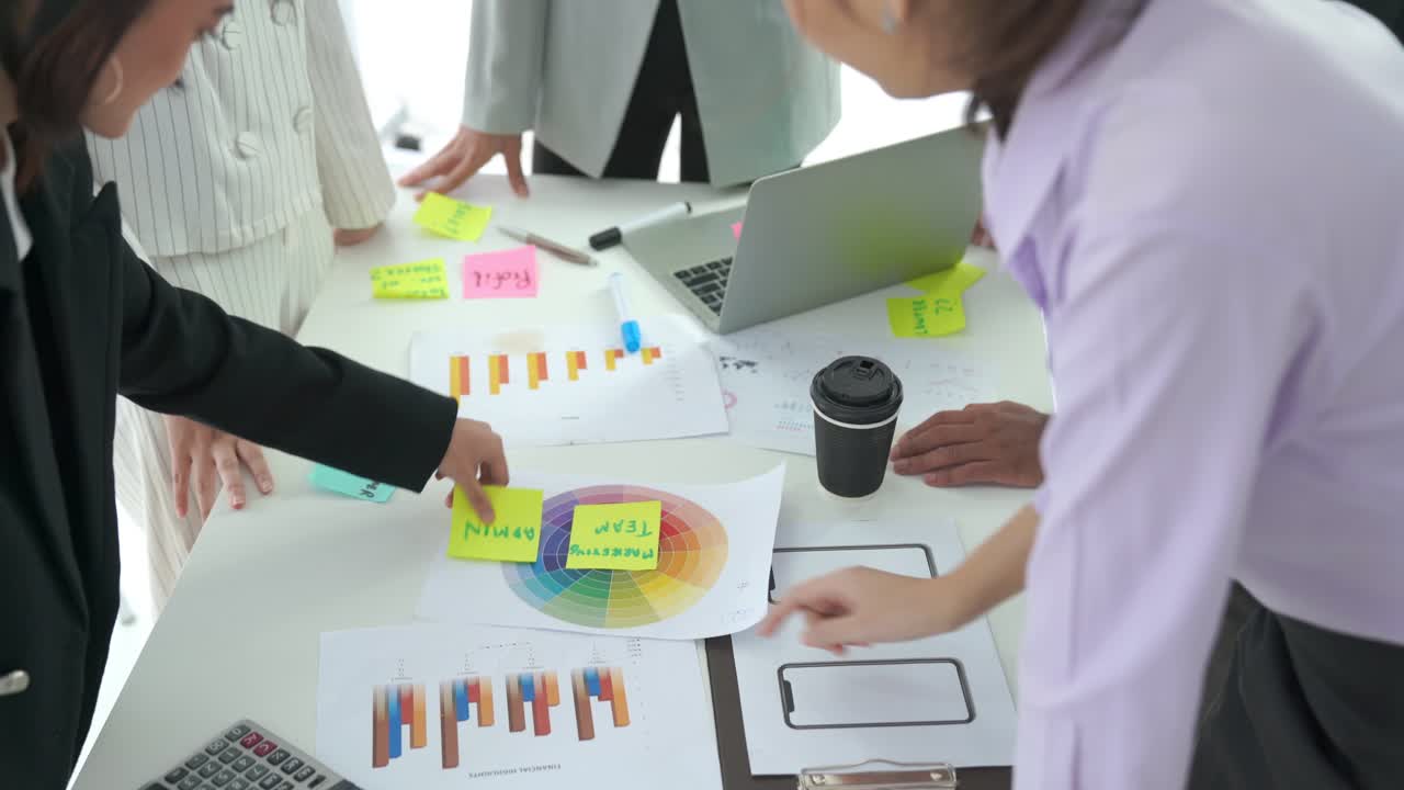 gente de negocios discute con competencia el proyecto de trabajo en la mesa de reuniones