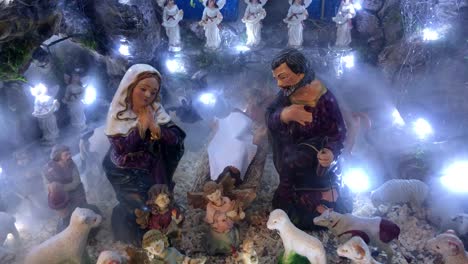 Close-up-De-Humo-Sobre-Escena-De-La-Natividad-Iluminada-En-La-Víspera-De-Navidad