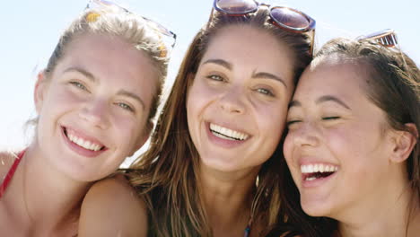 retrato en primer plano de tres amigas adolescentes sonriendo en una playa tropical en cámara lenta