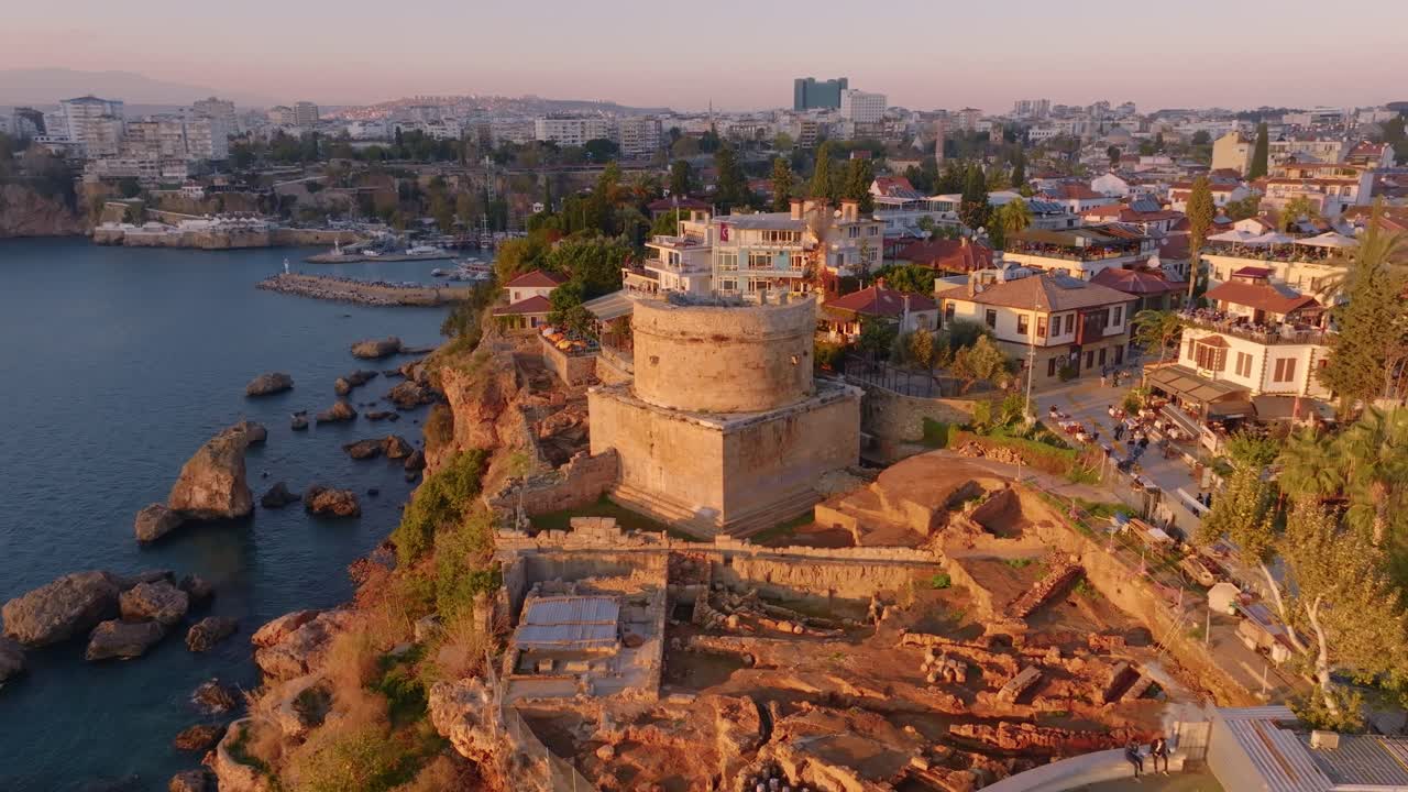vista aérea de antalya, turquía, con antiguas ruinas y paisaje urbano costero