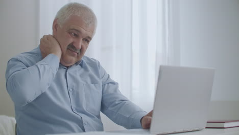 Dolor-En-El-Cuello-Del-Trabajador-De-Oficina-Mientras-Escribe-En-Un-Cuaderno-En-El-Lugar-De-Trabajo-El-Hombre-Está-Frotando-La-Piel-Masajeando-Para-Relajar-Los-Músculos