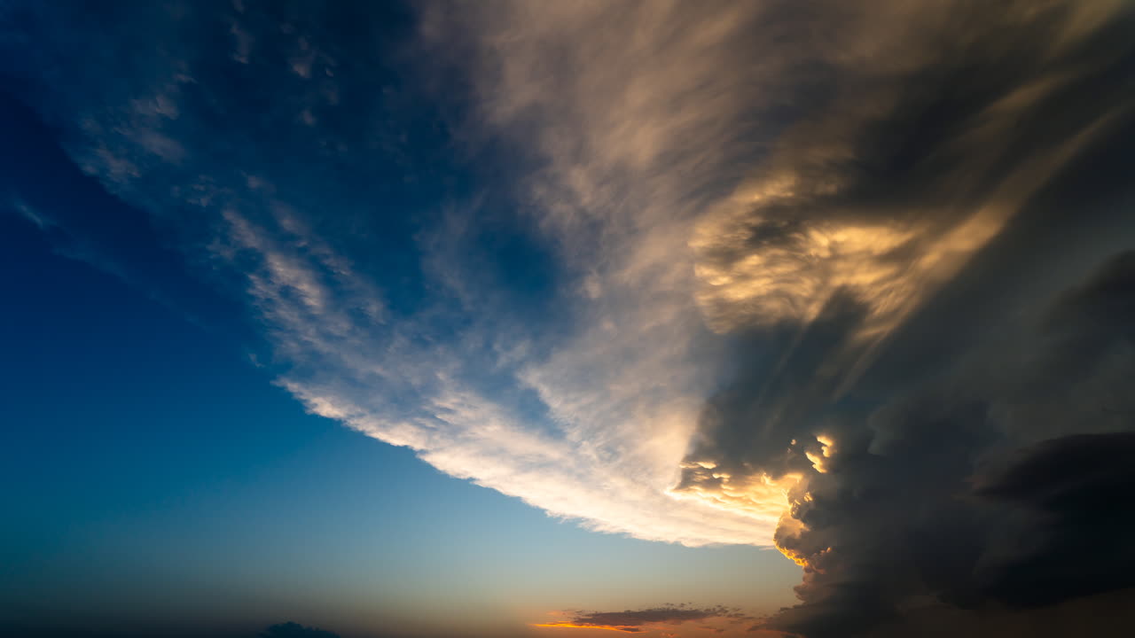 극적인 일몰 구름 풍경