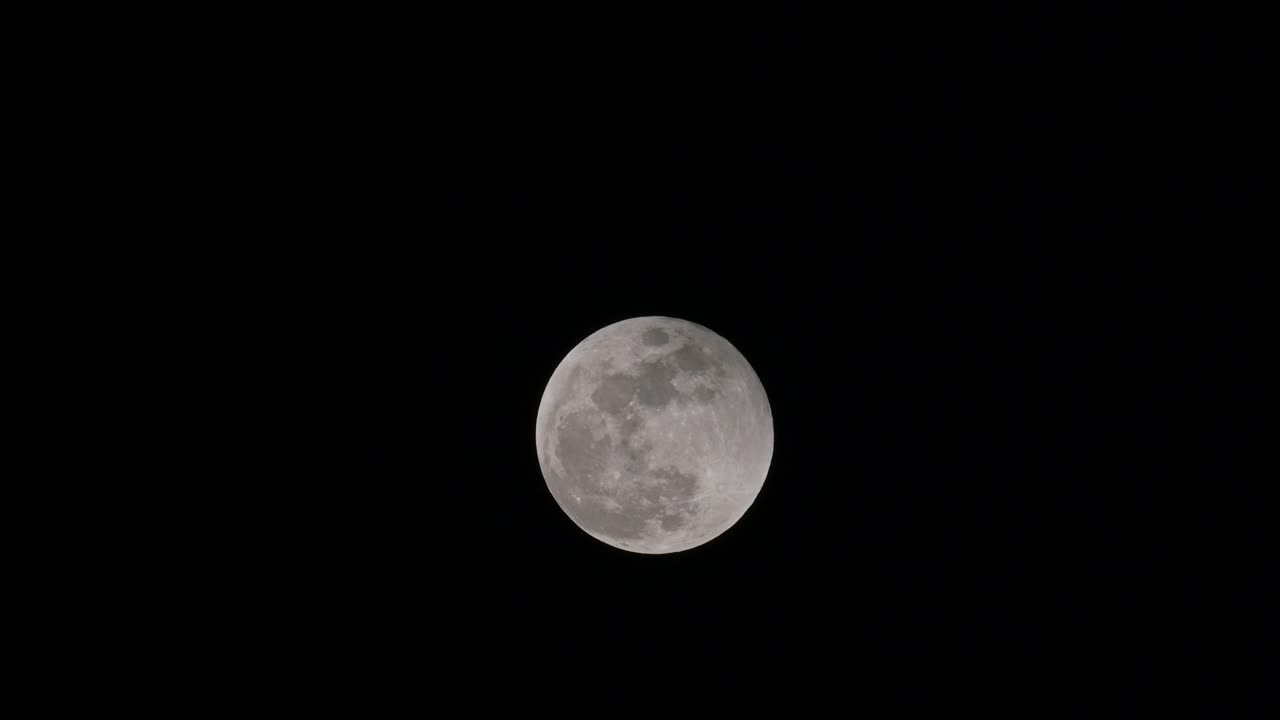 Imagens da lua após o eclipse, como se estivesse vibrando ao subir, Eclipse Lunar na Tailândia em 8 de novembro de 2022.