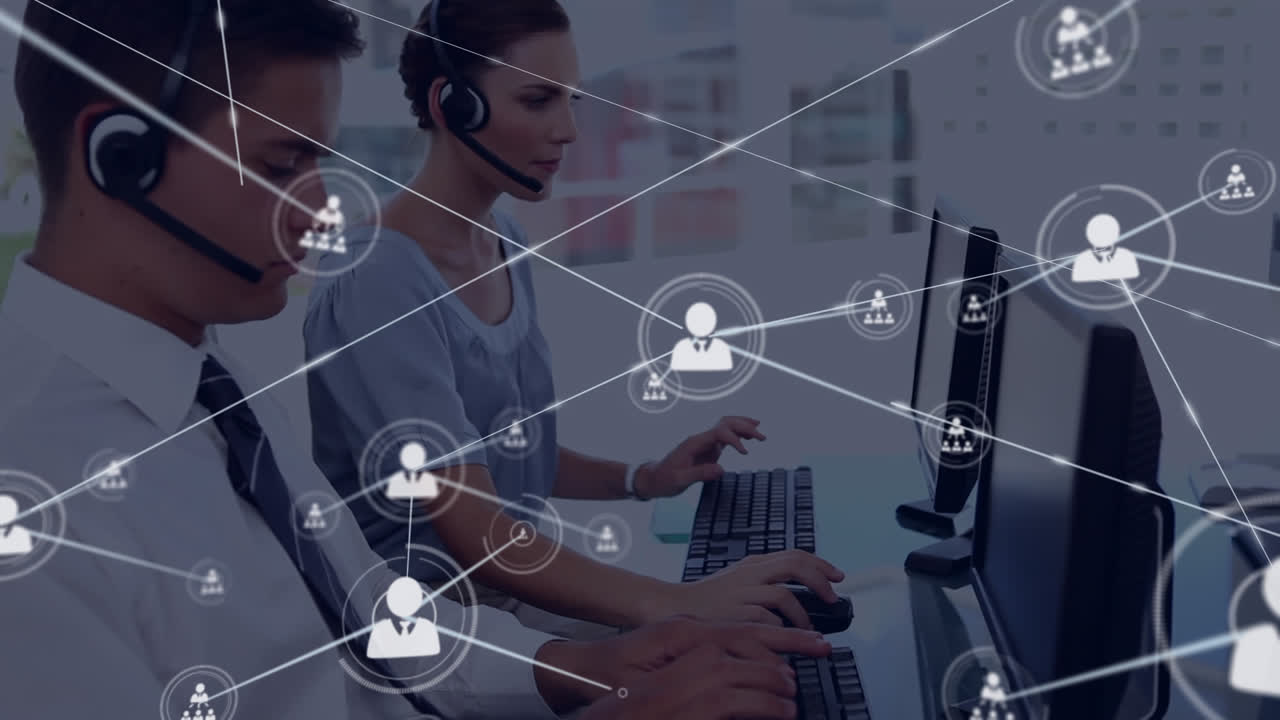 animación de iconos conectados, agentes de servicio caucásicos hablando con clientes y trabajando en la oficina