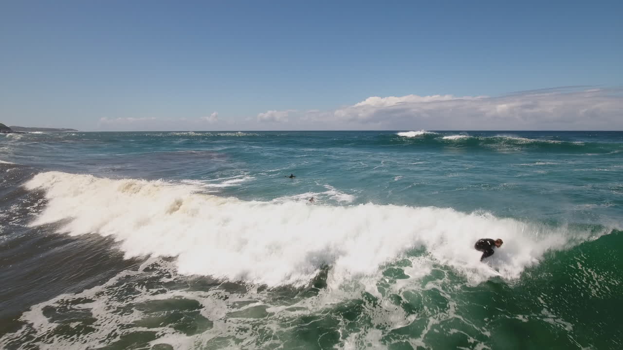 navegación aérea cinematográfica en el océano a lo largo de la costa de sudáfrica