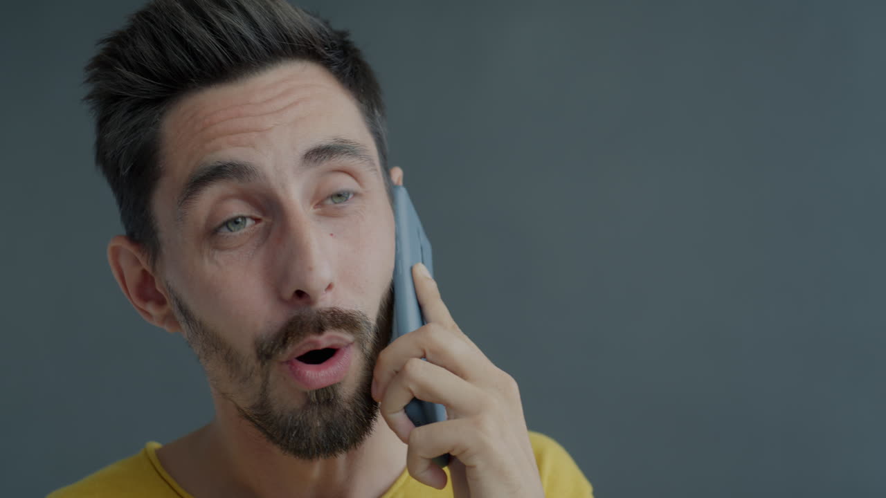 hombre en un teléfono