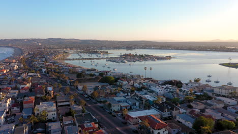 vista aérea de pacific beach y mission bay en san diego, california