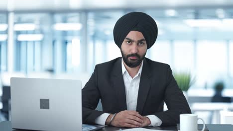 Un-Hombre-De-Negocios-Indio-Sikh-Serio-Mirando-A-Alguien