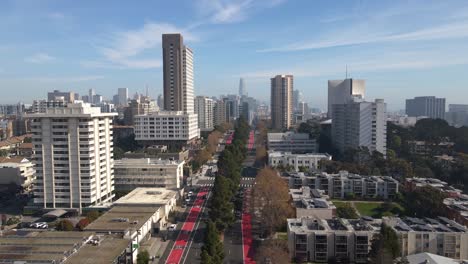 Aerial-view-over-the-Geary-Blvd-towards-downtown,-sunny-fall-day-in-San-Francisco,-USA---rising,-drone-shot