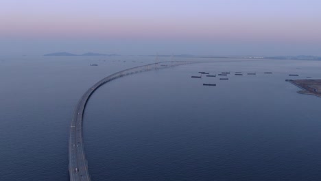 un largo puente sobre el mar al amanecer