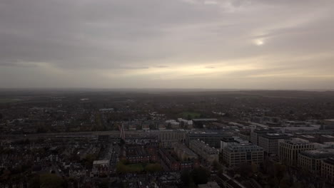 Ibis-Cambridge-Central-Station,-Züge,-Drohne,-Blick-Vom-Himmel,-Neblig