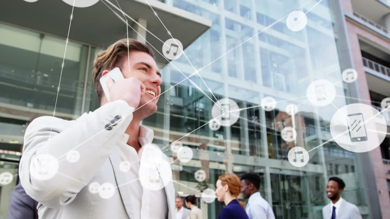 스마트 폰을 사용하는 코카시안 사업가에 대한 아이콘과의 연결 네트워크의 애니메이션