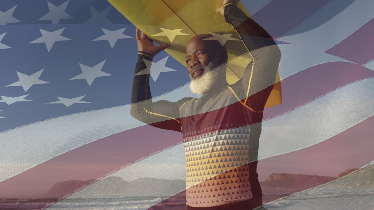 animación de la bandera de los estados unidos sobre un hombre afroamericano mayor feliz con una tabla de surf en la playa