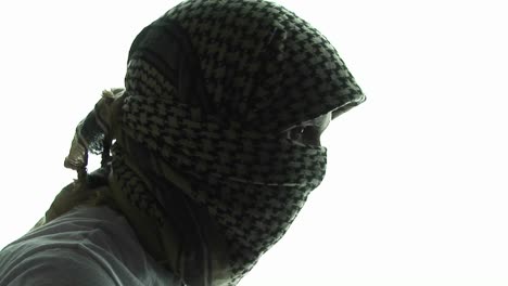 un terrorista de perfil terrorista lleva un pañuelo kaffiyeh