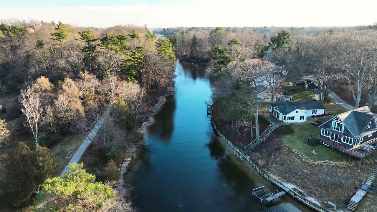 seguimiento aéreo a lo largo de un afluente del lago michigan
