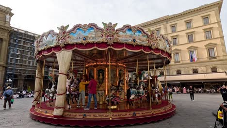 la gente disfrutando de un carrusel en florencia