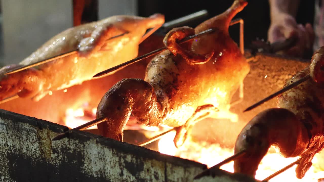 개구리들의 순차적인 김은 열고 있는 불꽃 위에서