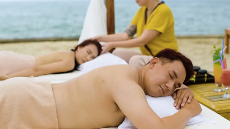 Masseuse-Mit-Kunden-Am-Strand