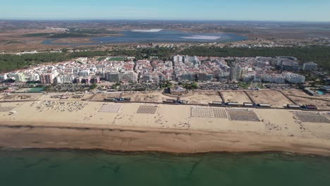 vista panorámica de la playa praia de monte gordo cerca de la ciudad de monte gordo en el este de algarve, portugal