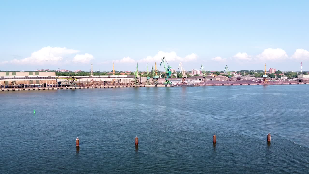 화창한 날 클라이페다 항구의 산업 크레인과 건물, 무인 항공기 전망을 내림차순