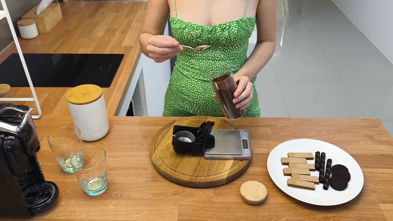 부에서 커피를 준비하는 여자