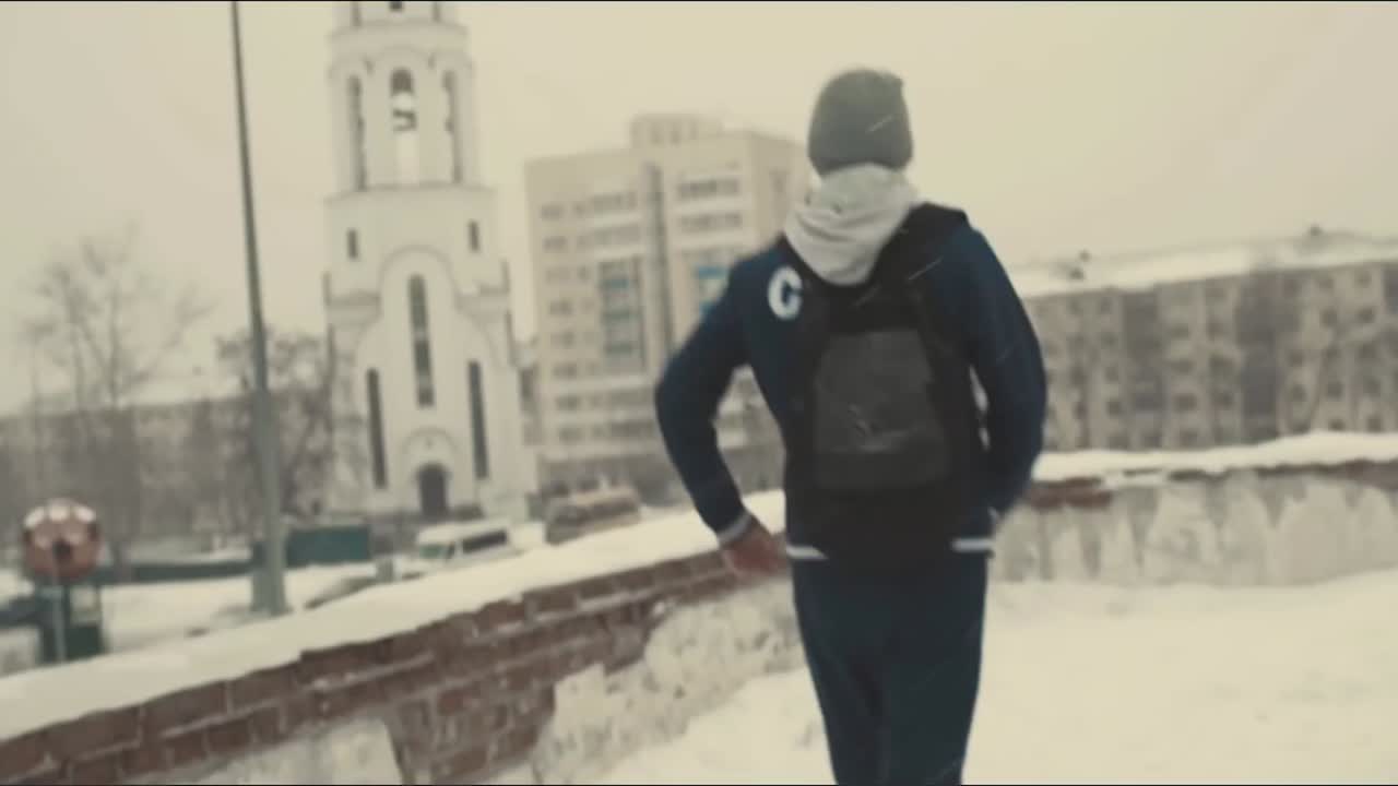 hombre caminando por un techo nevado en la ciudad