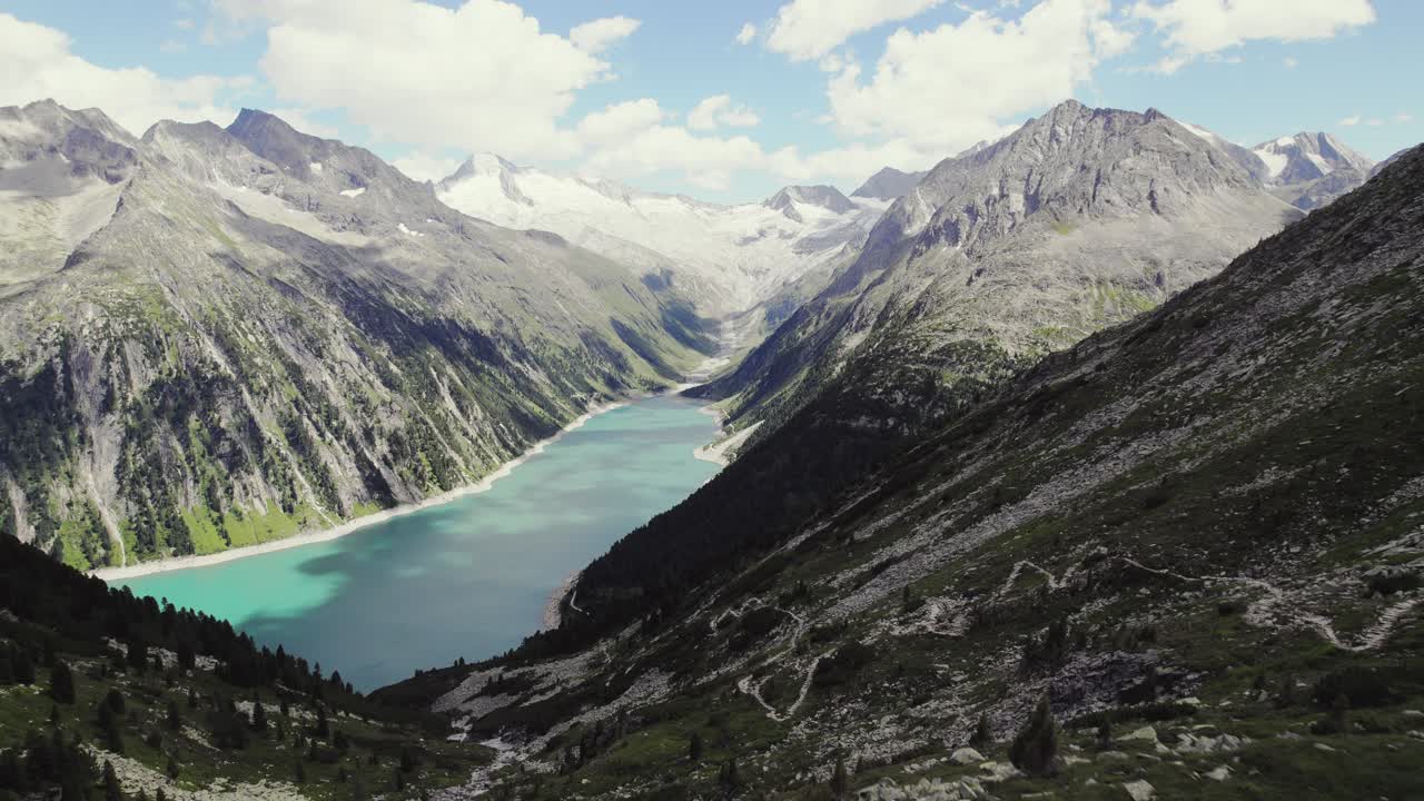 Splendido e imponente paesaggio di catena montuosa alpina con ghiacciai in lontananza.