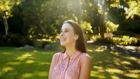 retrato de una mujer joven disfrutando en el parque