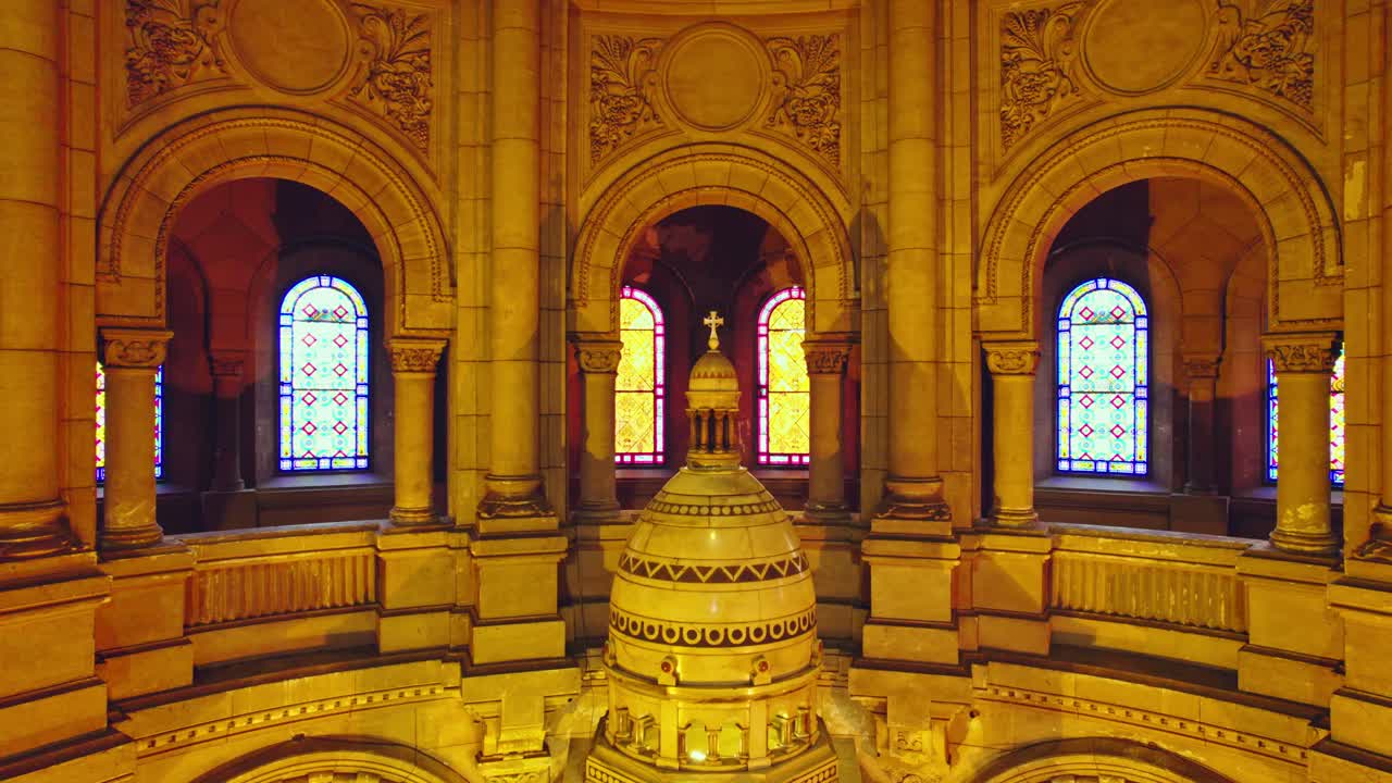 천천히 내려오는  ⁇ 은 산티아고의 새크라멘티노스 교회 내의 제단을 드러 ⁇ 니다.