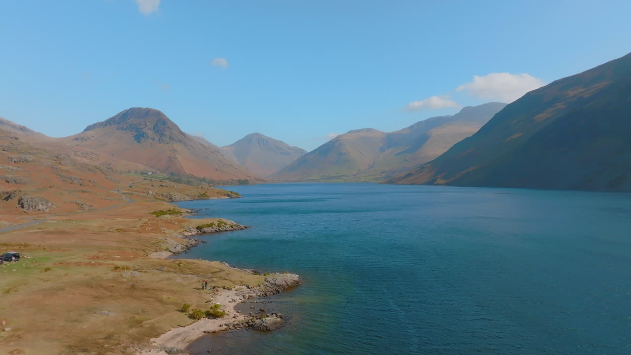 aguas residuales wasdale head distrito de lagos parque nacional de la unesco, amanecer aéreo retrocede a lo largo del lago con montañas