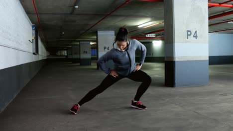 mujer haciendo ejercicio en el estacionamiento subterráneo 4k