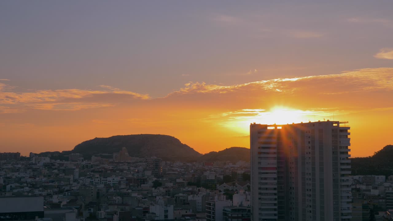 Paisagem ao nascer do sol de uma cidade montanhosa, Alicante, Espanha.