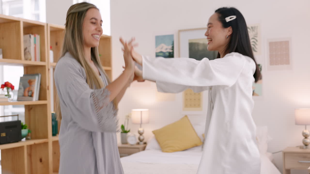 여자 친구들이 행복하게 잠자리에 들고 춤을 추고 있습니다.