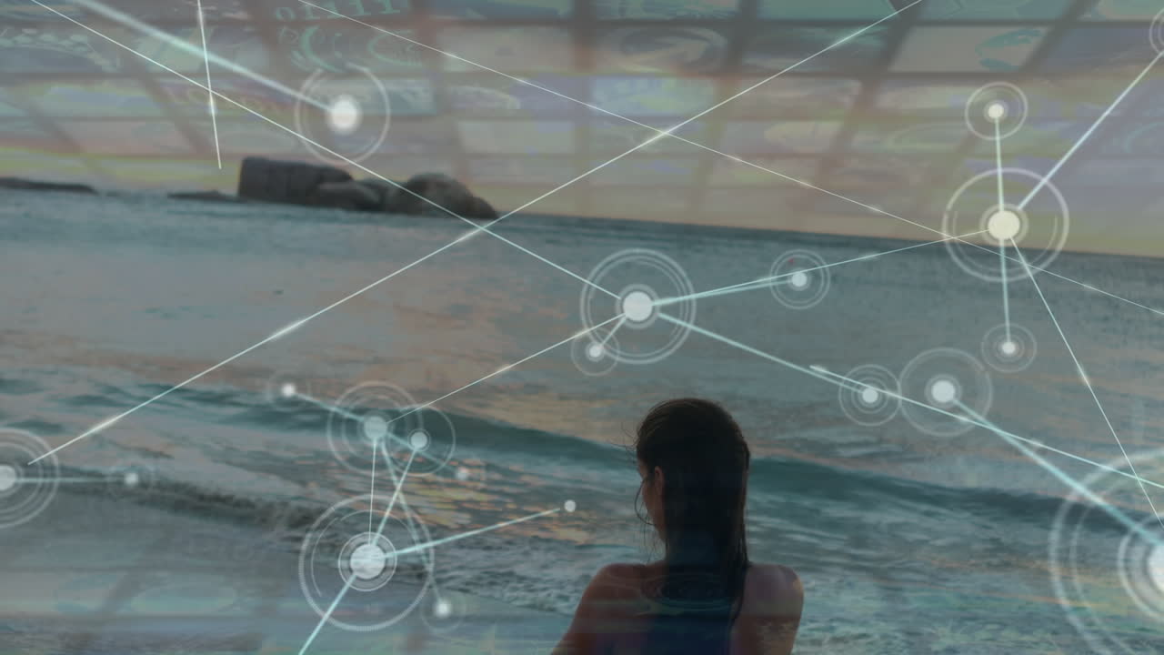 점들을 연결하는 네트워크 라인의 애니메이션, 비키니를 입은 백인 여성이 해변에서 운동하고 있습니다.